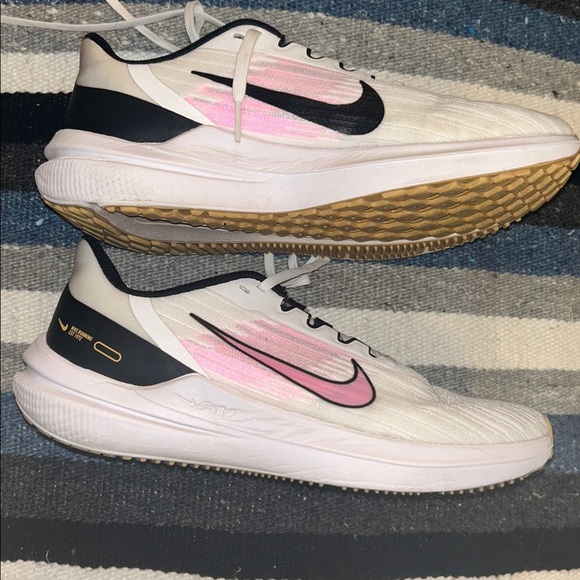 Nike Air Winflo 9 Women's White and Pink Athletic Shoes - Picture 2 of 10